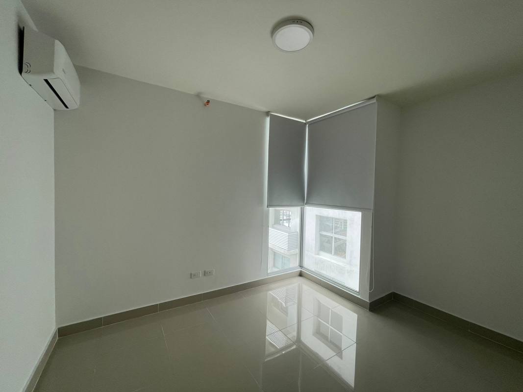 Spacious master bedroom with split AC, built-in wardrobe in PH Residencias del Sol San Francisco near Parque Omar