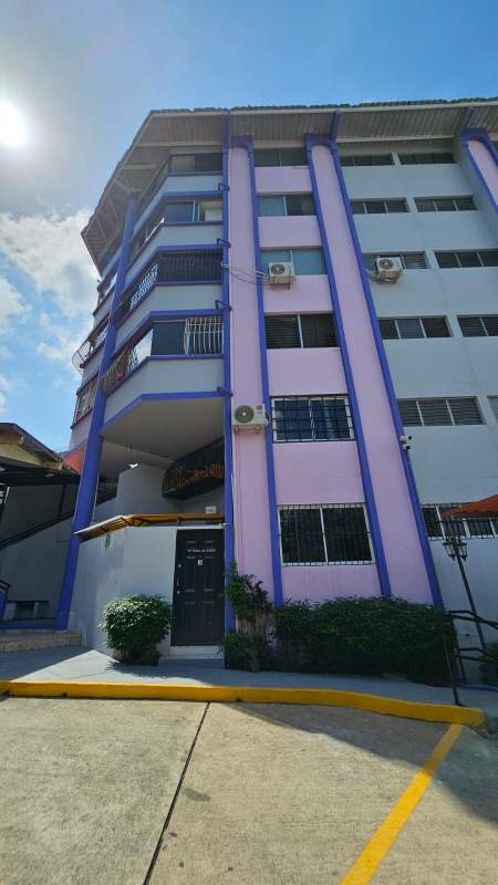 Bright bedroom with built-in wardrobe and tiled floor in PH Plaza de Lourdes Carrasquilla Panama