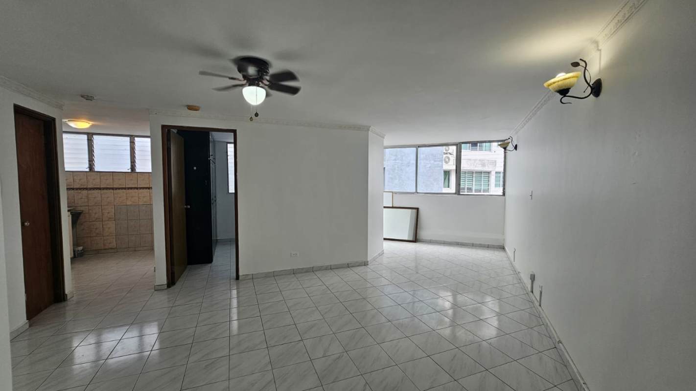 Tile bathroom with vanity mirror and walk-in shower in PH Plaza de Lourdes Carrasquilla Panama