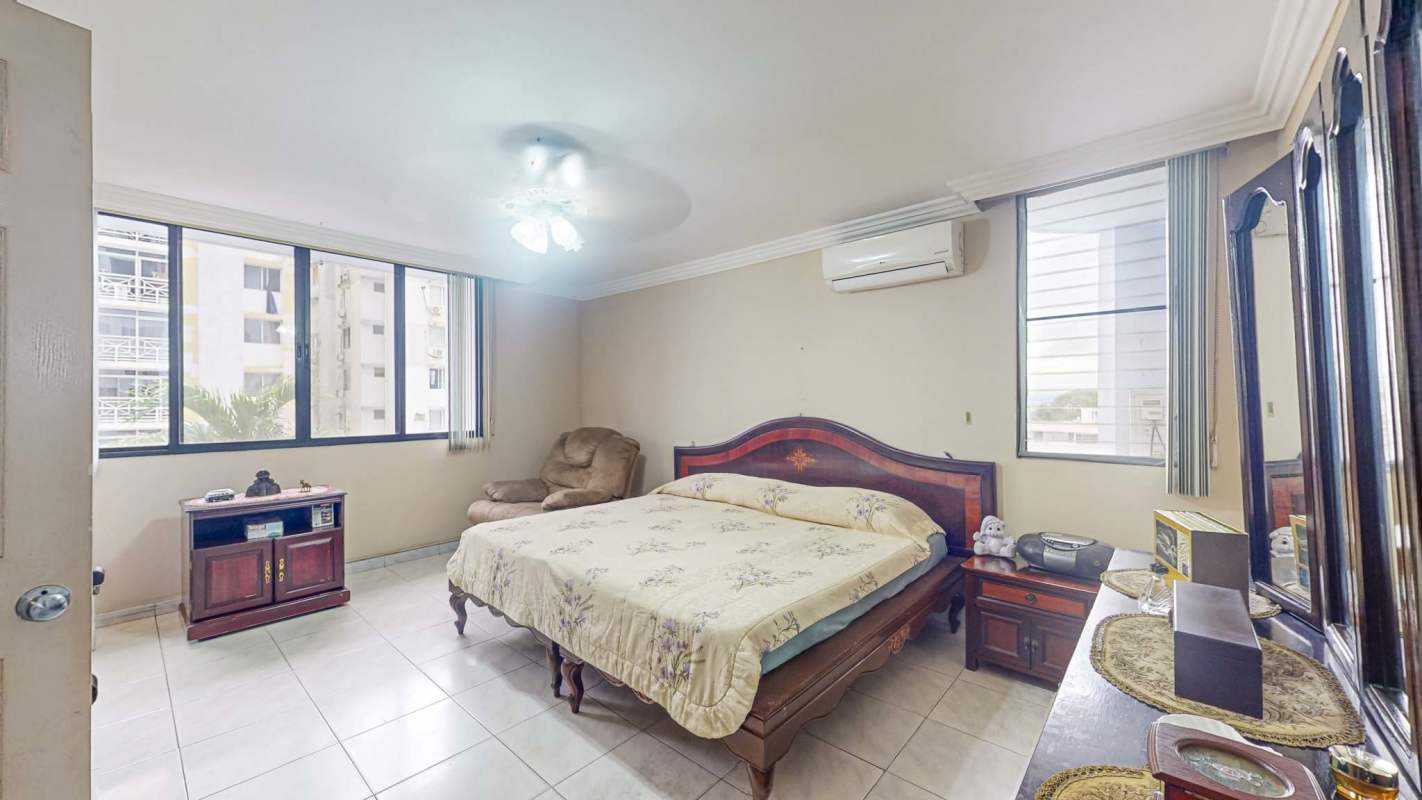 Master bedroom with built-in closets, city views, and AC in PH Terrazas del Cangrejo Panama City