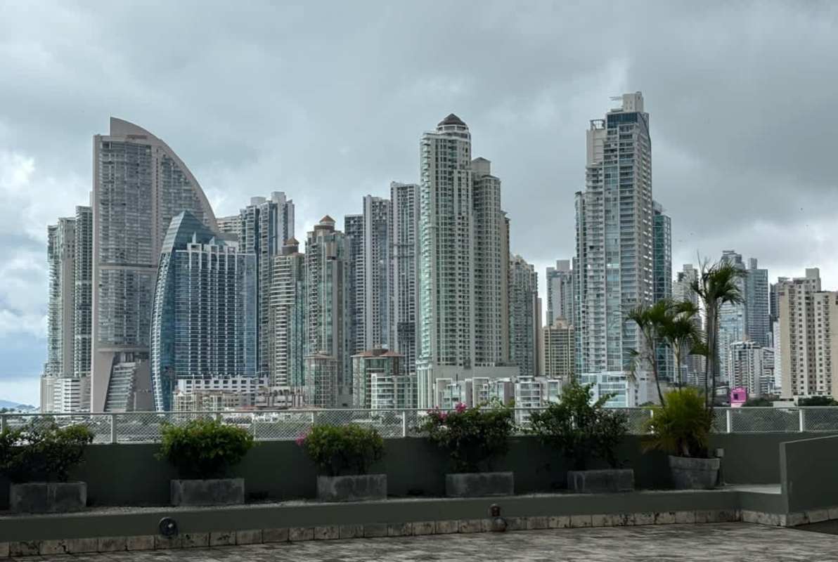 Modern infinity swimming pool with Pacific Ocean views at PH Terrasol San Francisco