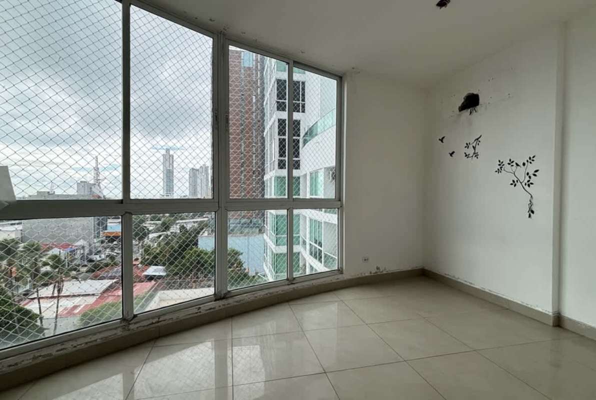 Modern indoor gym with windows overlooking Panama City skyline in The Cosmopolitan tower