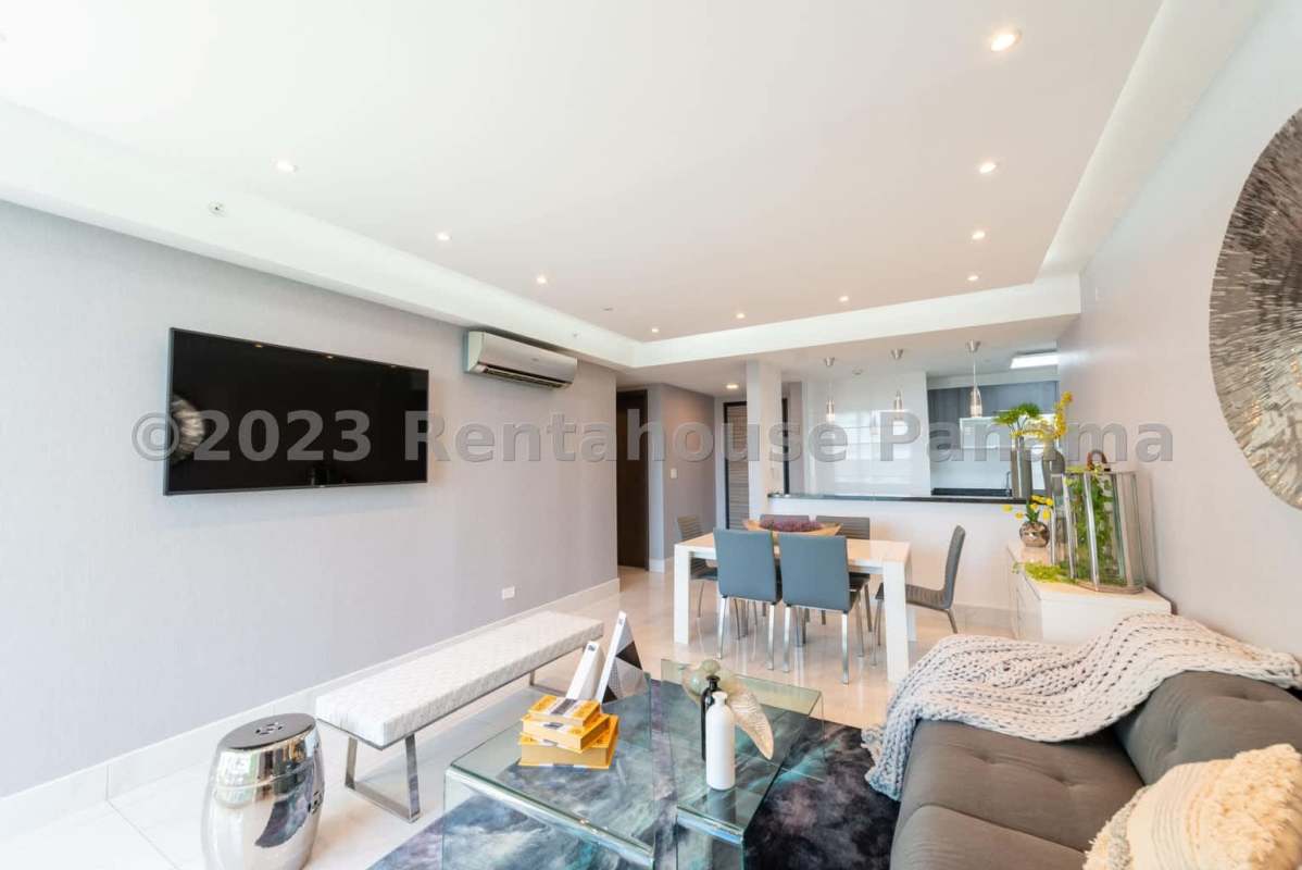 Sleek kitchen with granite countertops, stainless appliances PH Pacific Park Panama