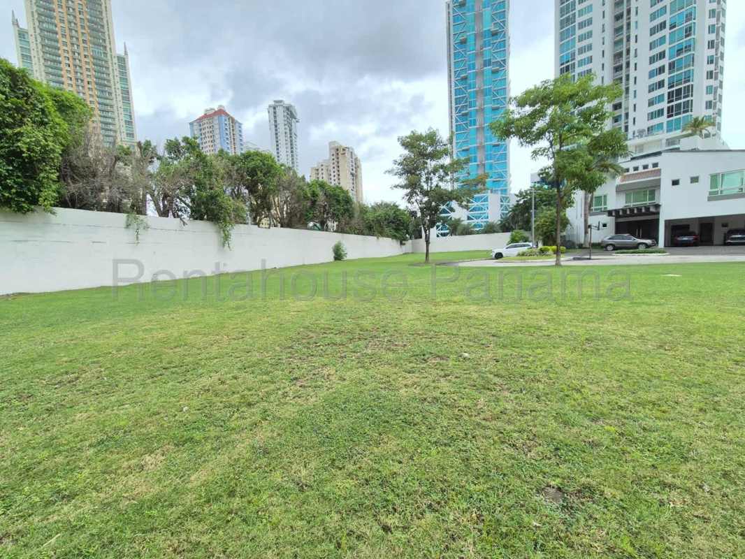 Flat green lot ready for residential construction inside PH Gold Point Punta Pacífica Panama