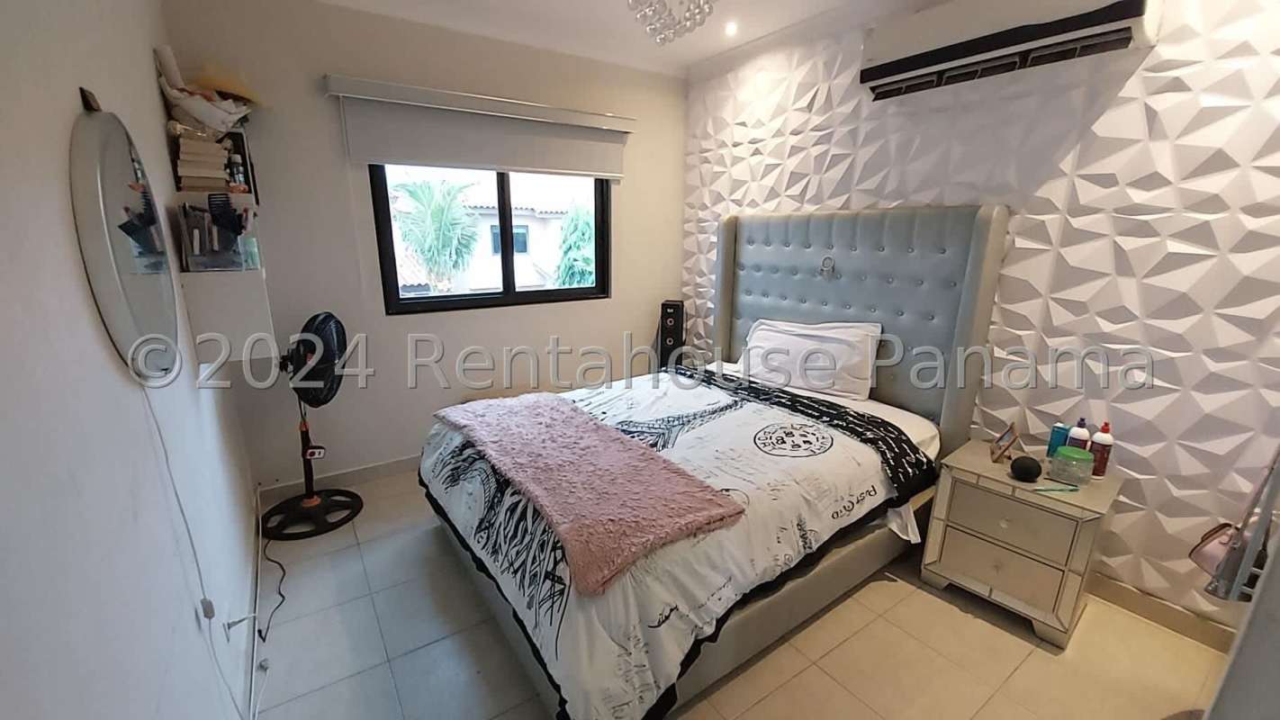 Contemporary kitchen with ceramic backsplash, built-in oven, microwave in PH Versalles Provenza house Panama