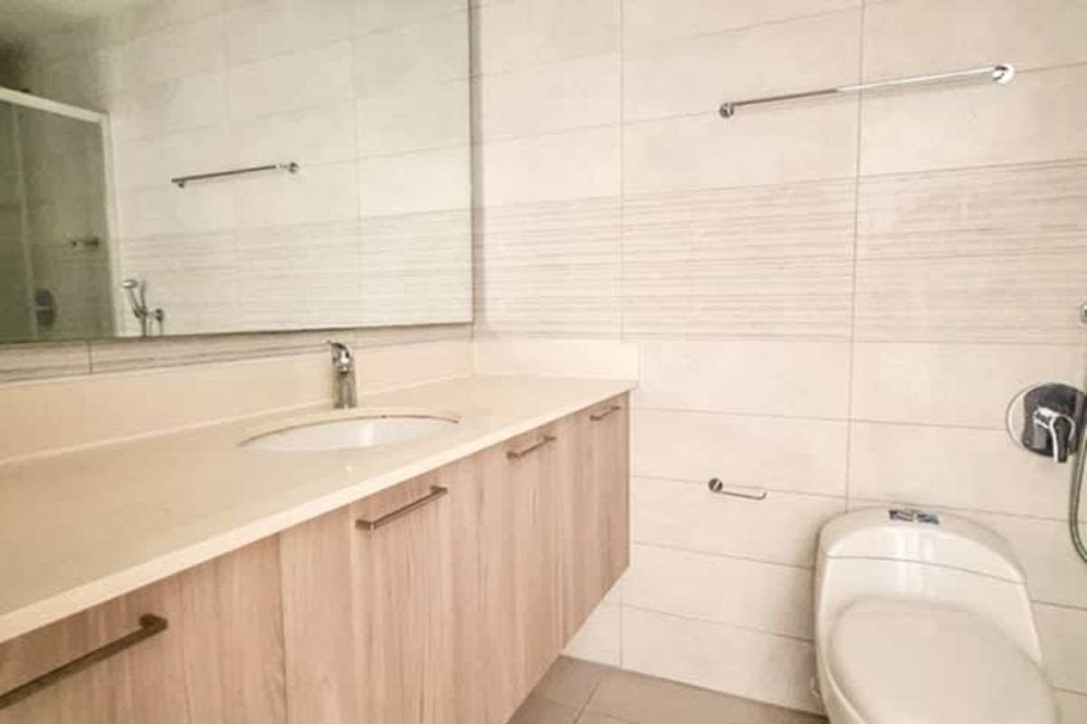 Bathroom with floating vanity, large mirror, and glass shower in apartment PH Green View Betania Panama