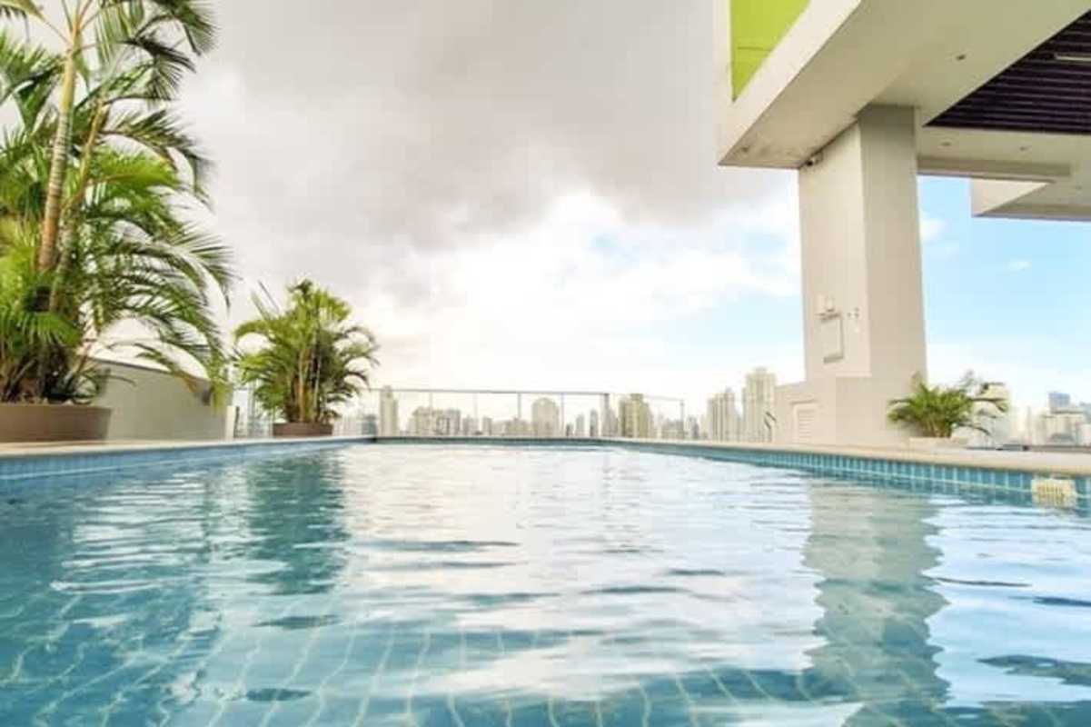 Infinity rooftop pool with skyline backdrop in PH Green View Betania Panama