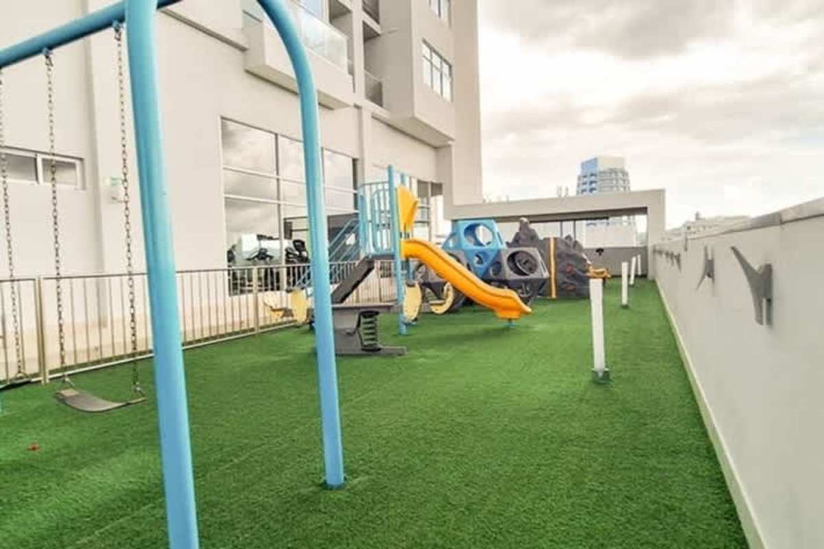 Rooftop play area with artificial turf and playground in PH Green View Betania Panama