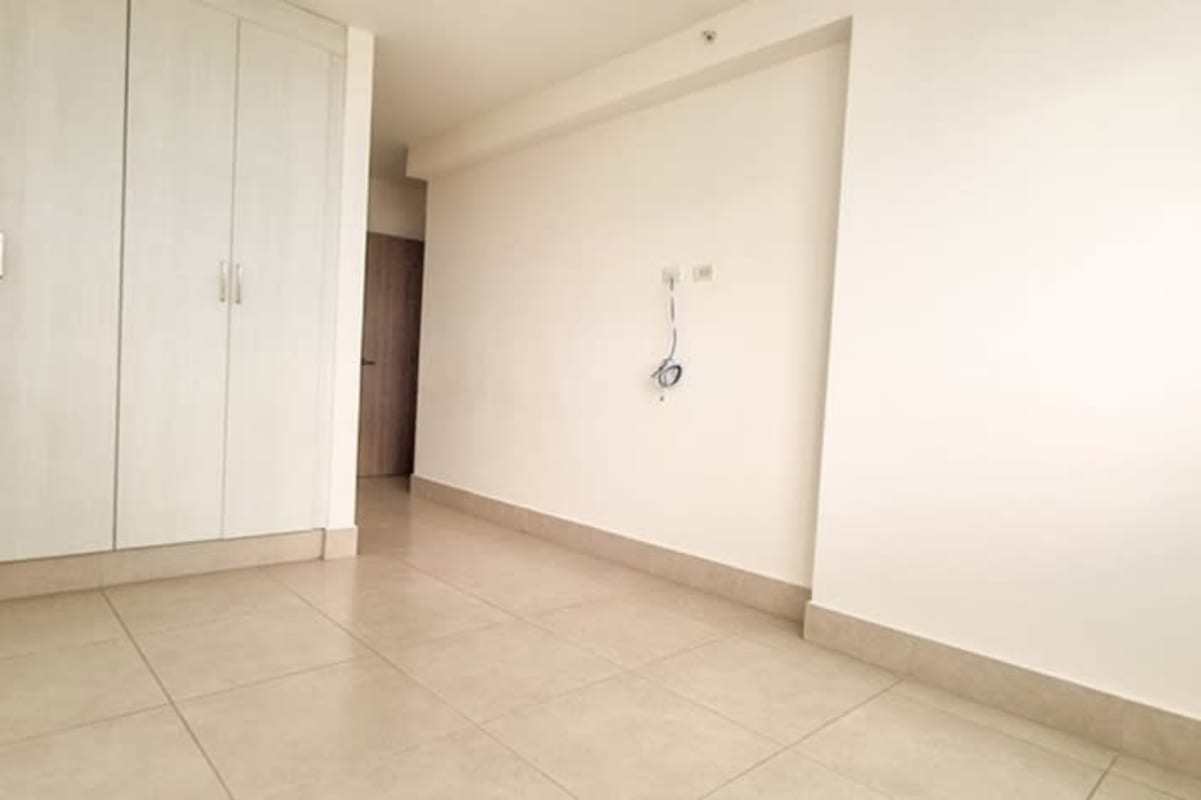 Empty bedroom with built-in wardrobe and tile floor in PH Green View Betania Panama