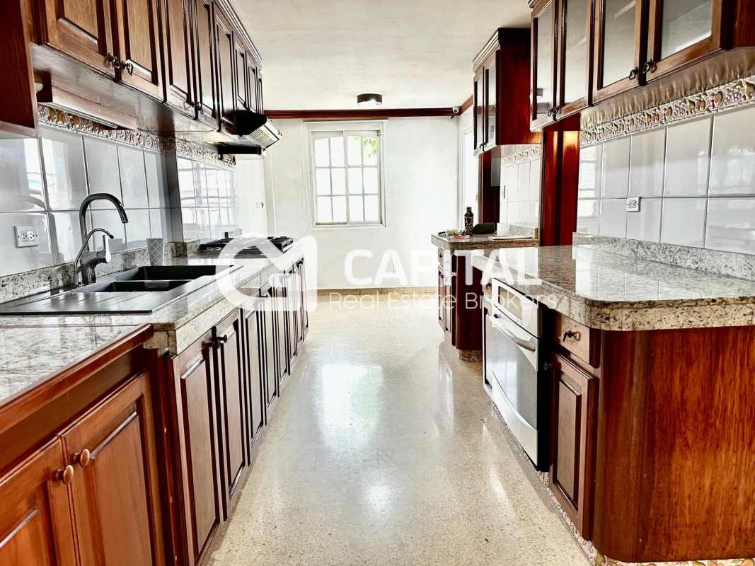 Spacious bathroom with walk-in shower, vanity and mirror at Club X Betania house Panama