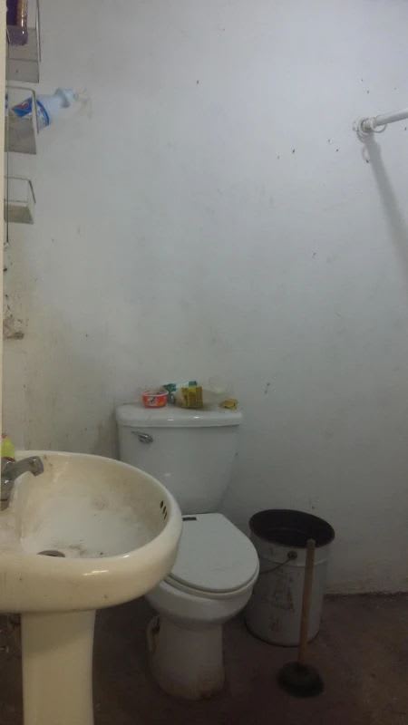 Industrial warehouse interior view with mezzanine, exposed beams and natural lighting in El Carmen Panama