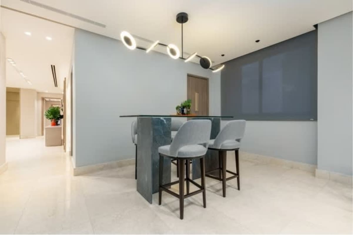 Modern dining area chandelier marble table PH Pacific Point Punta Paitilla Panama