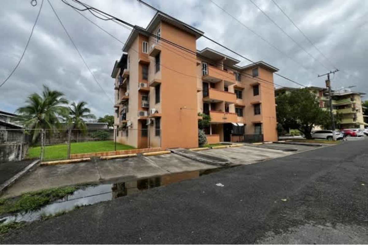 Multi-story building facade with balconies outside PH Residenciales Carmen Edith in Panama City