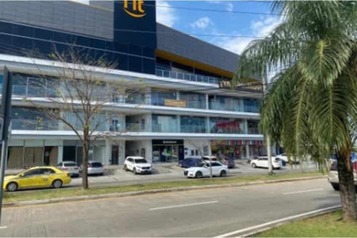 Modern marble-finished elevator lobby in commercial Plaza SmartFit Versalles Panama City