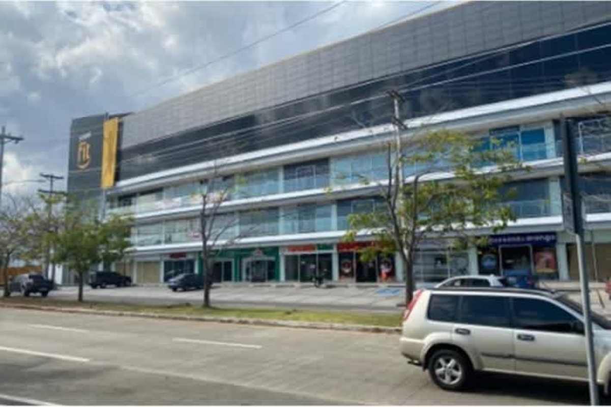 Multiple storefronts on ground floor with secure glass retail spaces in Plaza SmartFit Versalles Panama City