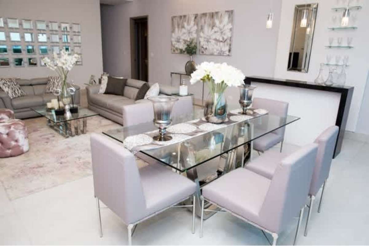 Dining area with glass dining table, elegant decor in PH Dos Mares Betania Panama