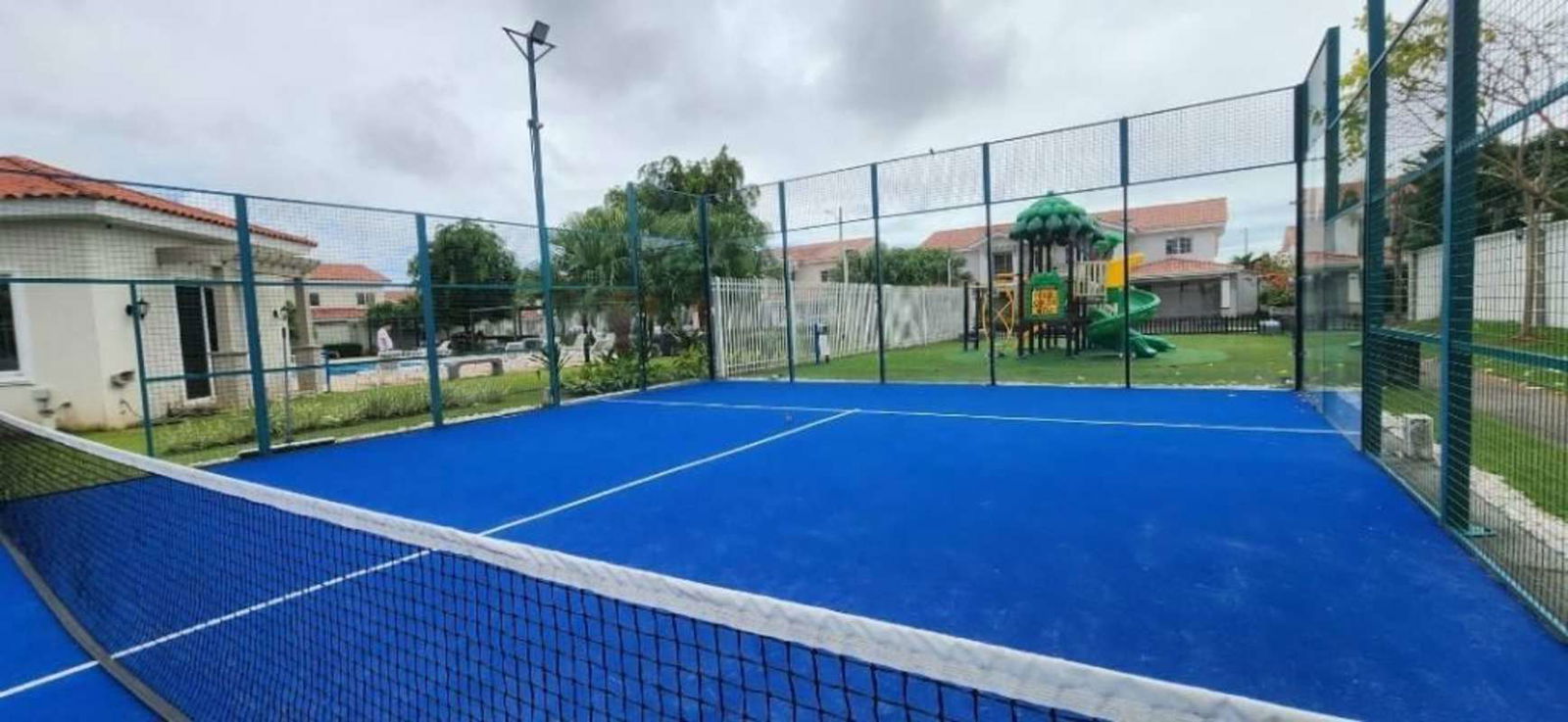 Padel tennis court, children's playground, greenery Reserva de Versalles Panama