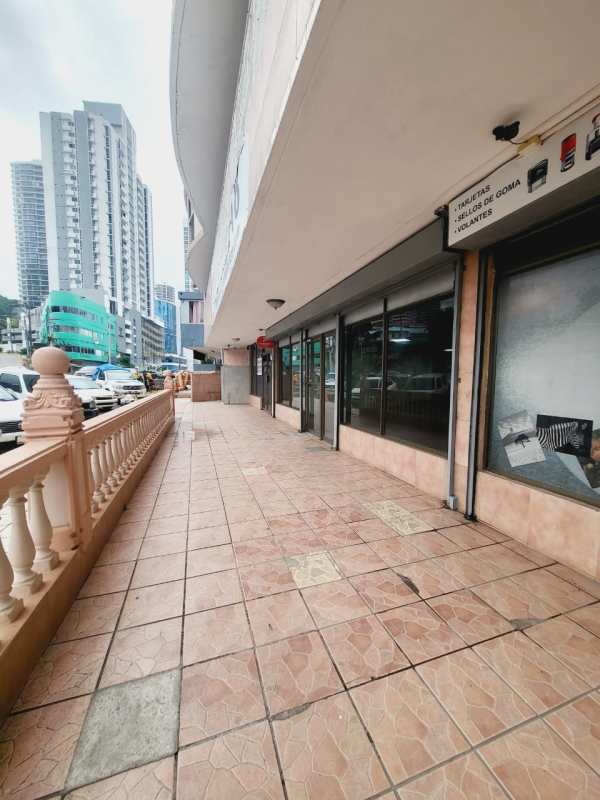 Interior hall with tile floors, doors and lighting in PH Kitaen Via España Panama