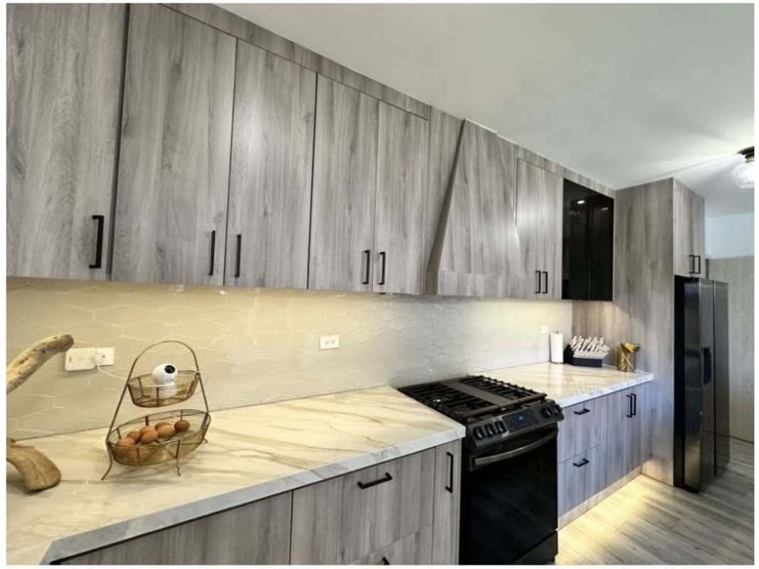 Covered kitchen terrace with dining and BBQ in house Quintas de Versalles Panama