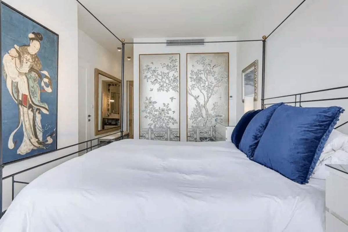 Modern bathroom with frameless glass shower and double sinks Yoo Panama Avenida Balboa