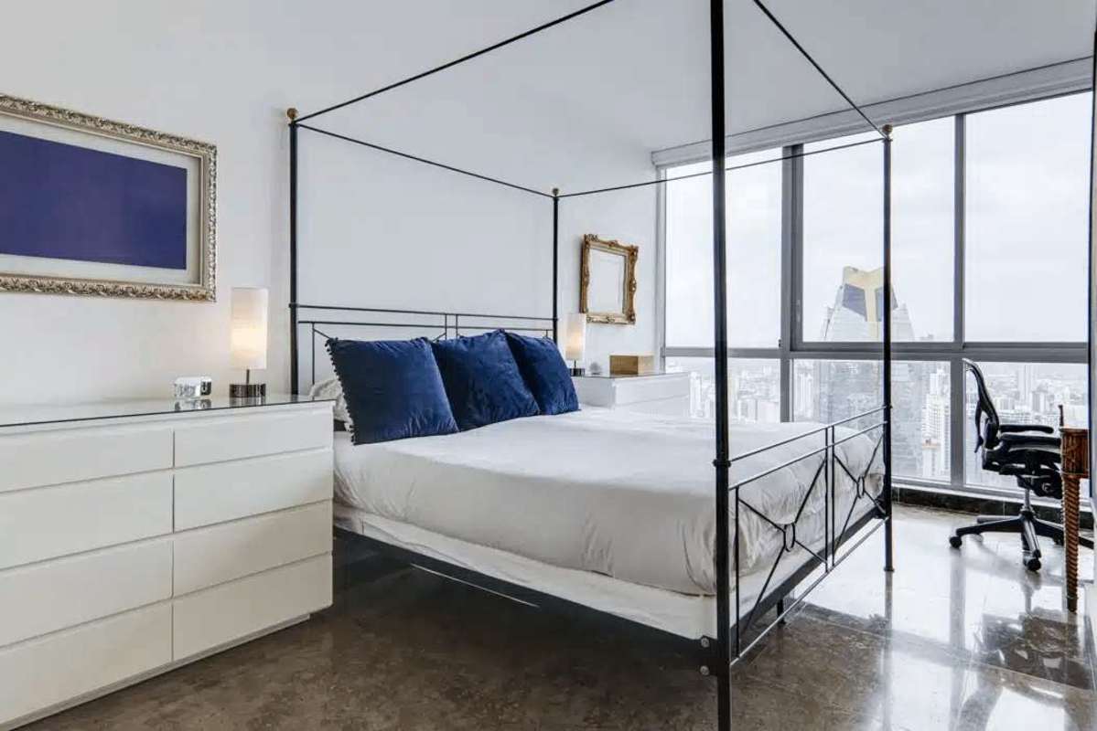 Bedroom with automated blinds, night city view Yoo Panama Avenida Balboa