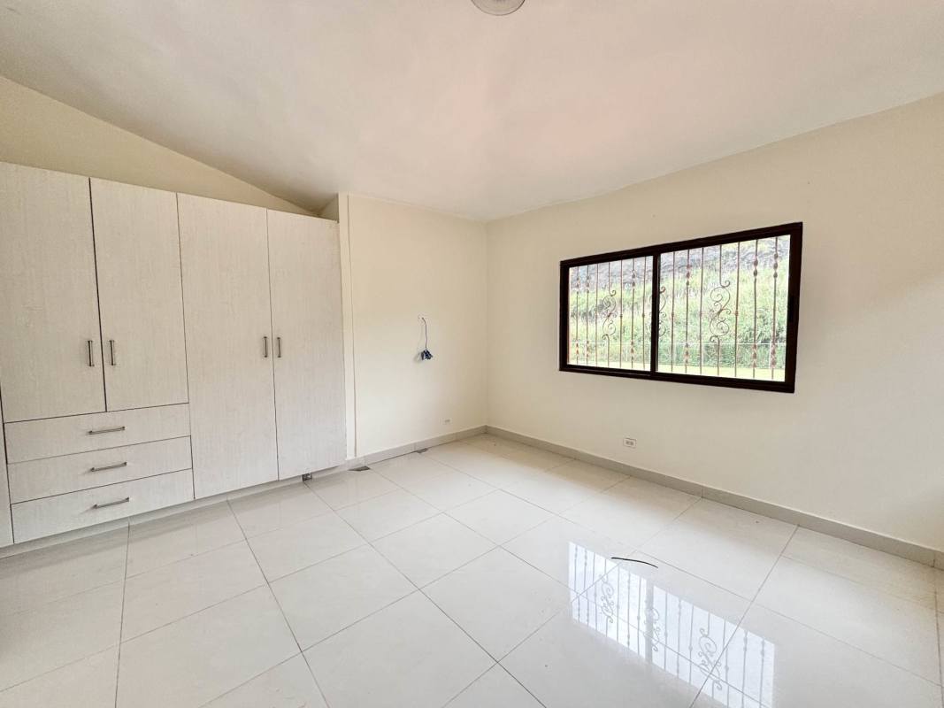 Bedroom with tiled floor, window bars, air conditioning, built-in closet Green Village Panama