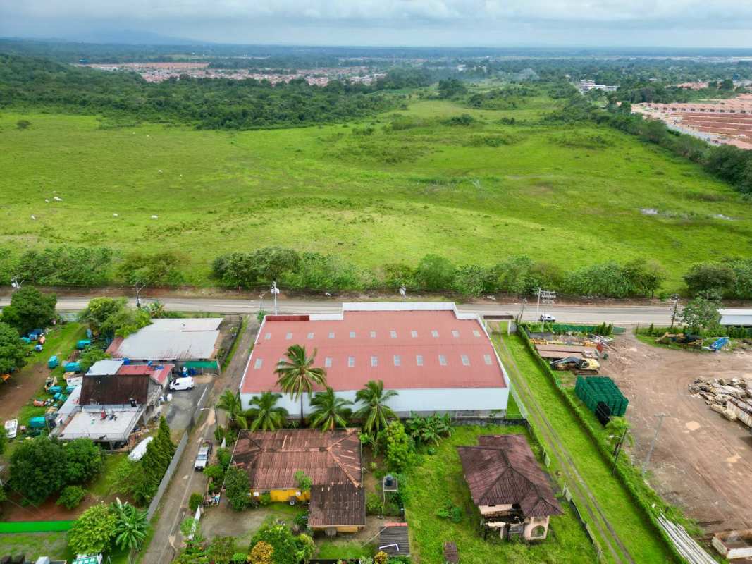 Interior spacious warehouse with high ceiling, steel beams, large access gates in Panama