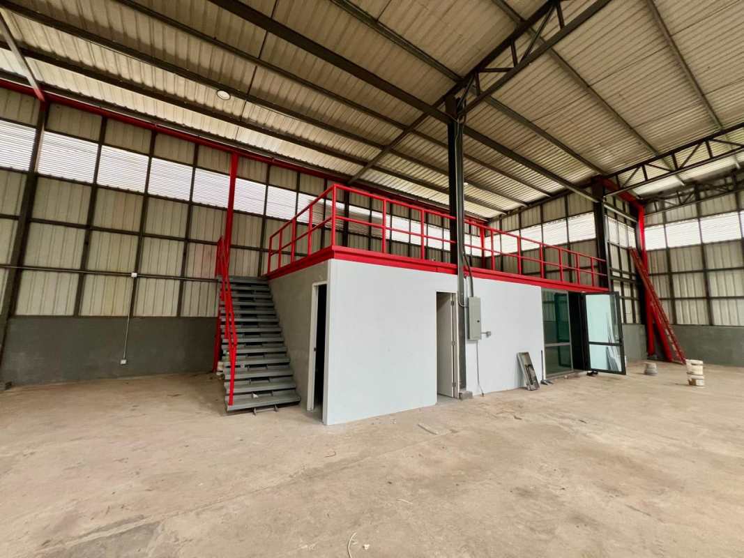 Large open industrial warehouse floor with high ceiling, exposed beams in Panama City