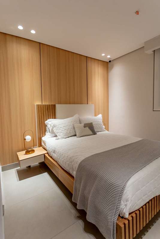 Building elevator lobby with wood panels, tile floor and lighting in PH Mi Condado Panama