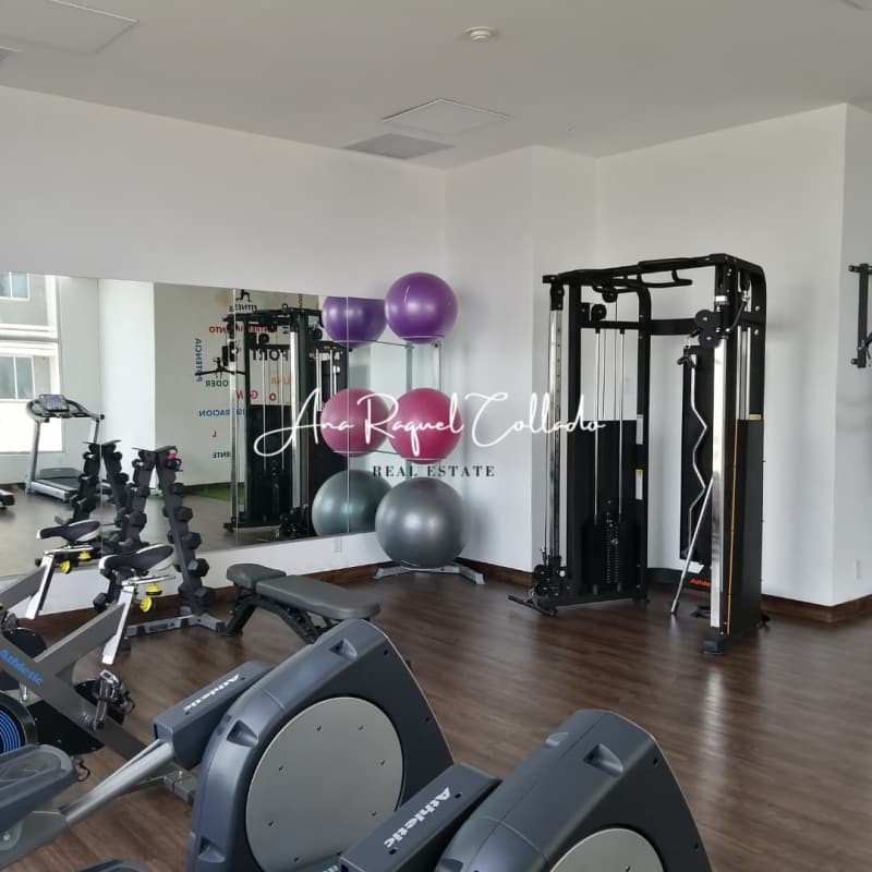 Simple white tile bathroom with walk-in shower PH ILO Río Abajo Panama City for sale