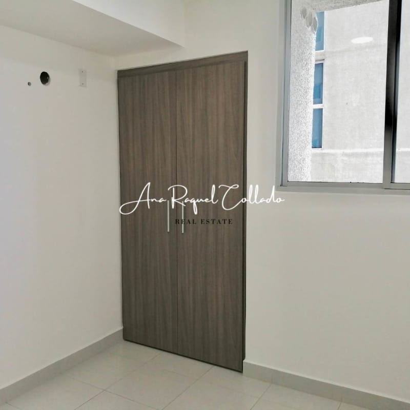 Minimal bedroom with built-in closet and natural light PH ILO apartment Panama