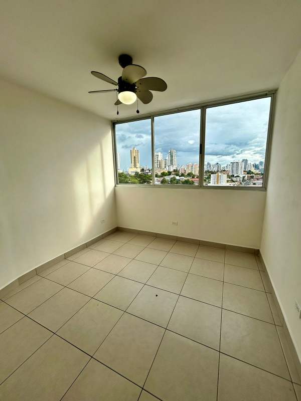 Master bedroom with air conditioning, ceiling fan and window in Residencial 12 de Octubre Panama City