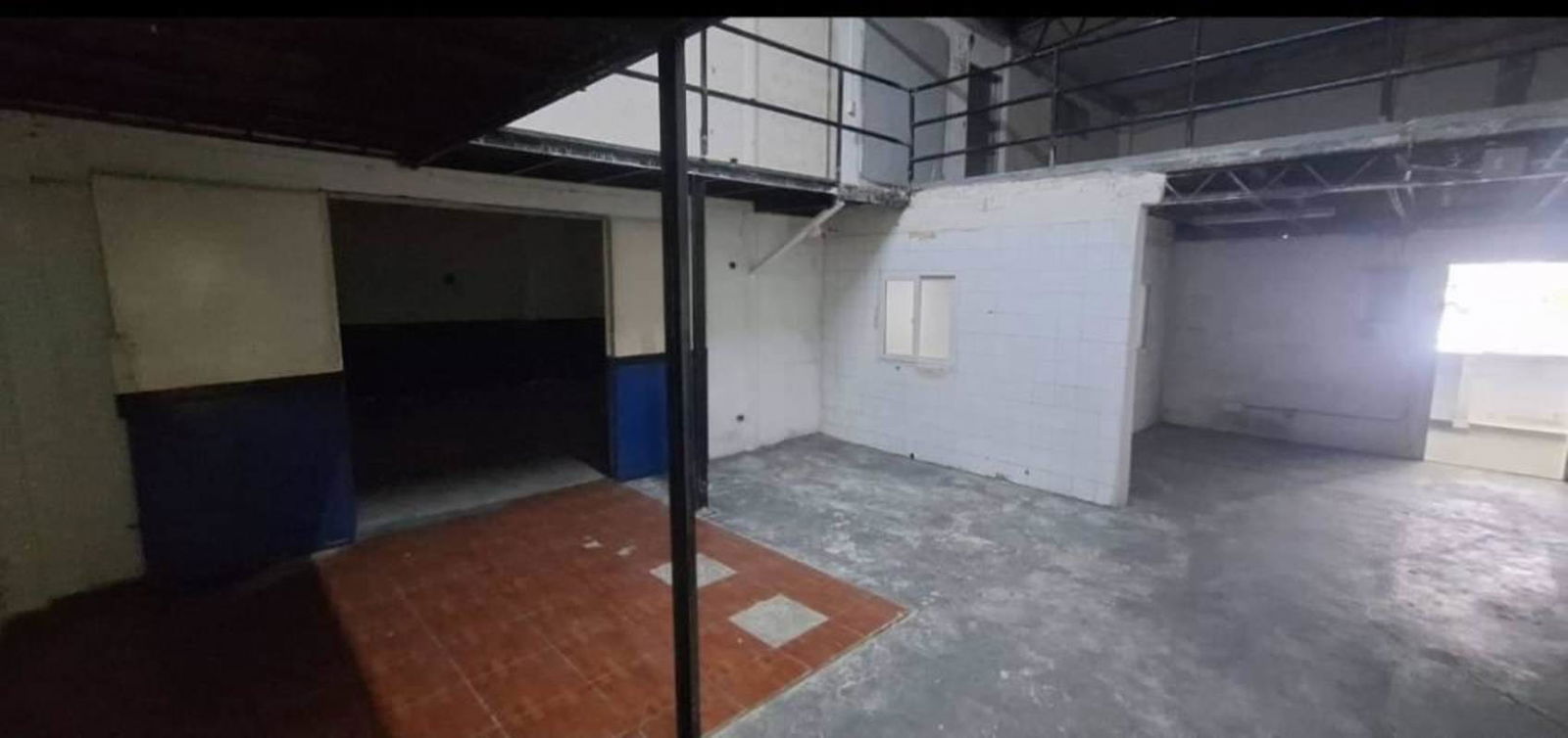Industrial two-level interior with mezzanine and high ceilings warehouse for rent in Pueblo Nuevo Panama City