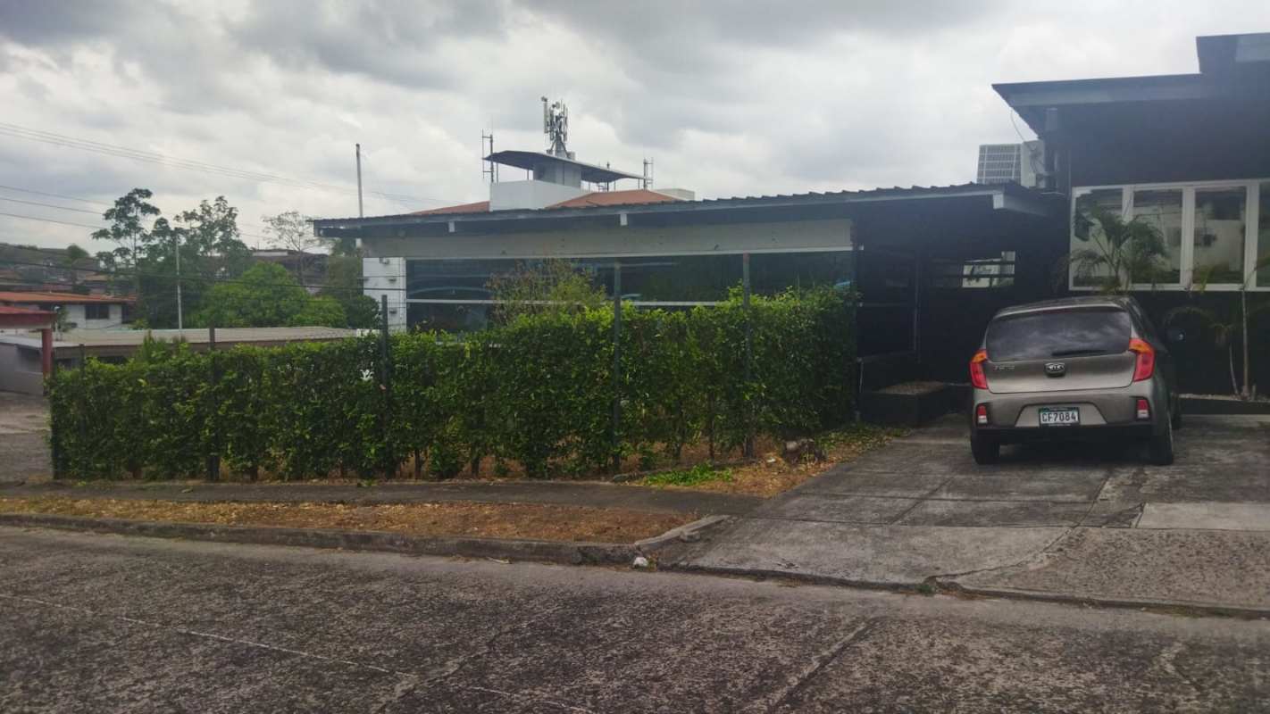 Commercial house exterior with hedge fence driveway large windows El Dorado Panama