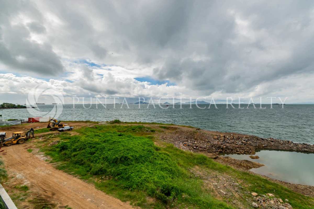 Private rooftop terrace with 360-degree views of the Pacific Ocean and Panama Canal entrance at PH Naos Harbour Island