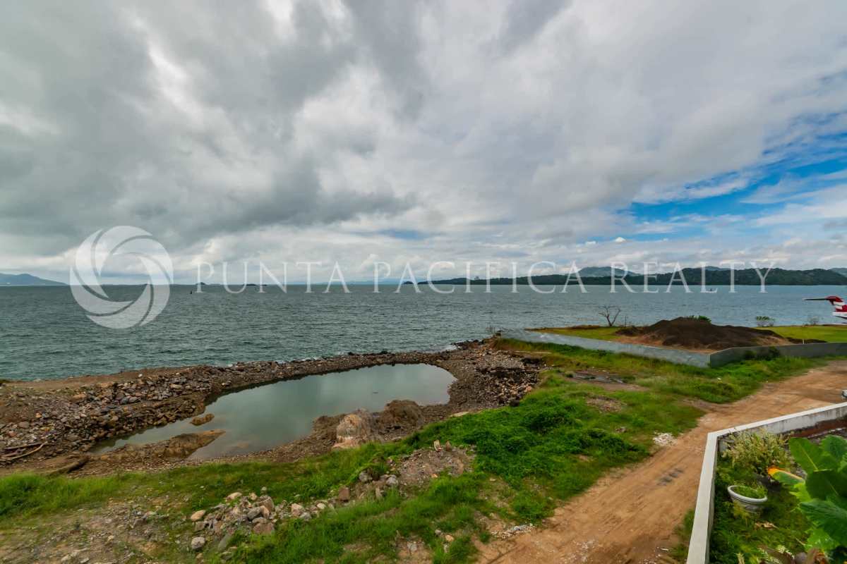 Elevated loft bedroom with panoramic ocean and canal views at PH Naos Harbour Island