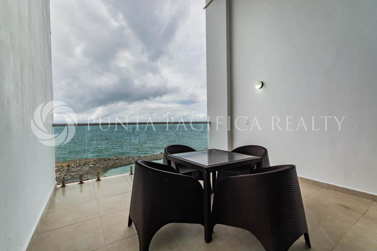 Compact modern kitchenette with appliances inside loft PH Naos Harbour Island