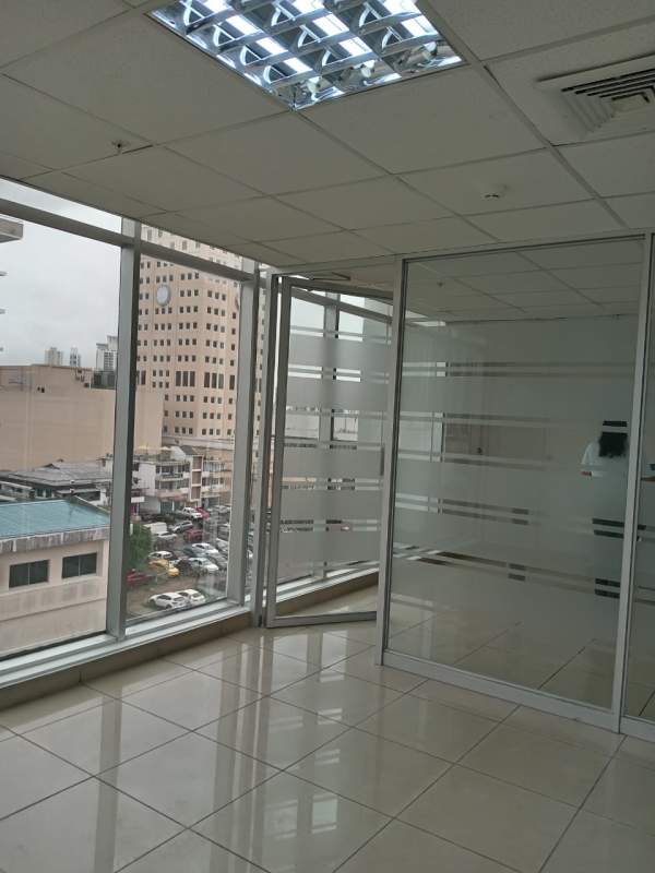 Private modern office with glass partitions and city view in PH Centro Empresarial Mar del Sur Panama City