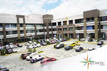 Dedicated loading zones and multiple entryways at Atlantic Plaza Colón commercial complex