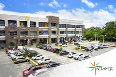 Extensive parking lot with multiple access points Atlantic Plaza Colón Free Zone