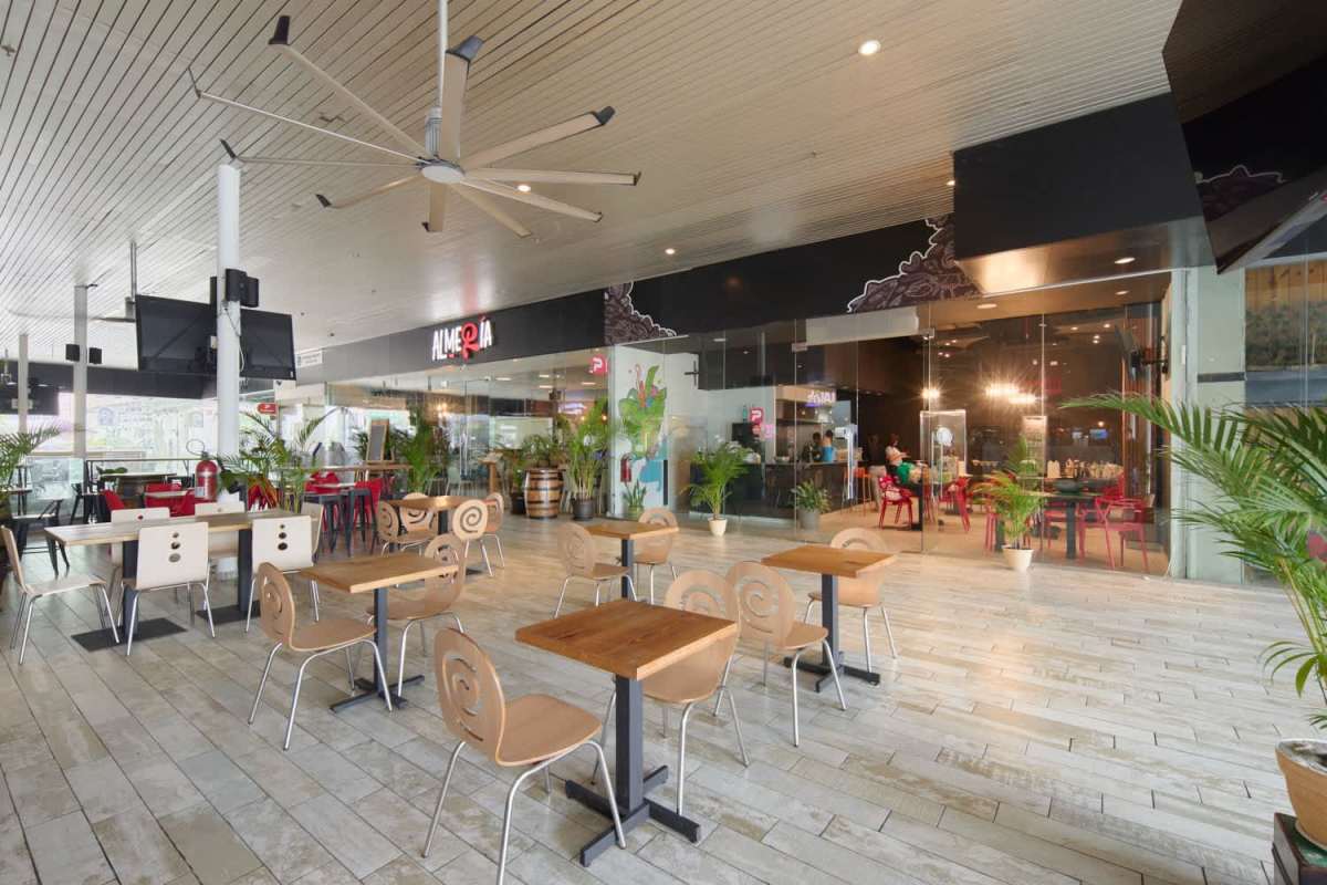 Fitted commercial kitchen with stainless steel backsplash, gas stove, fryer and prep counters in PH BICSA Panama restaurant for rent