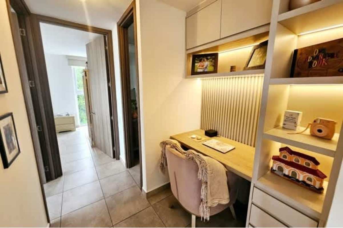 Contemporary hallway area with built-in workspace and shelving in PH Hacienda Golf Panama