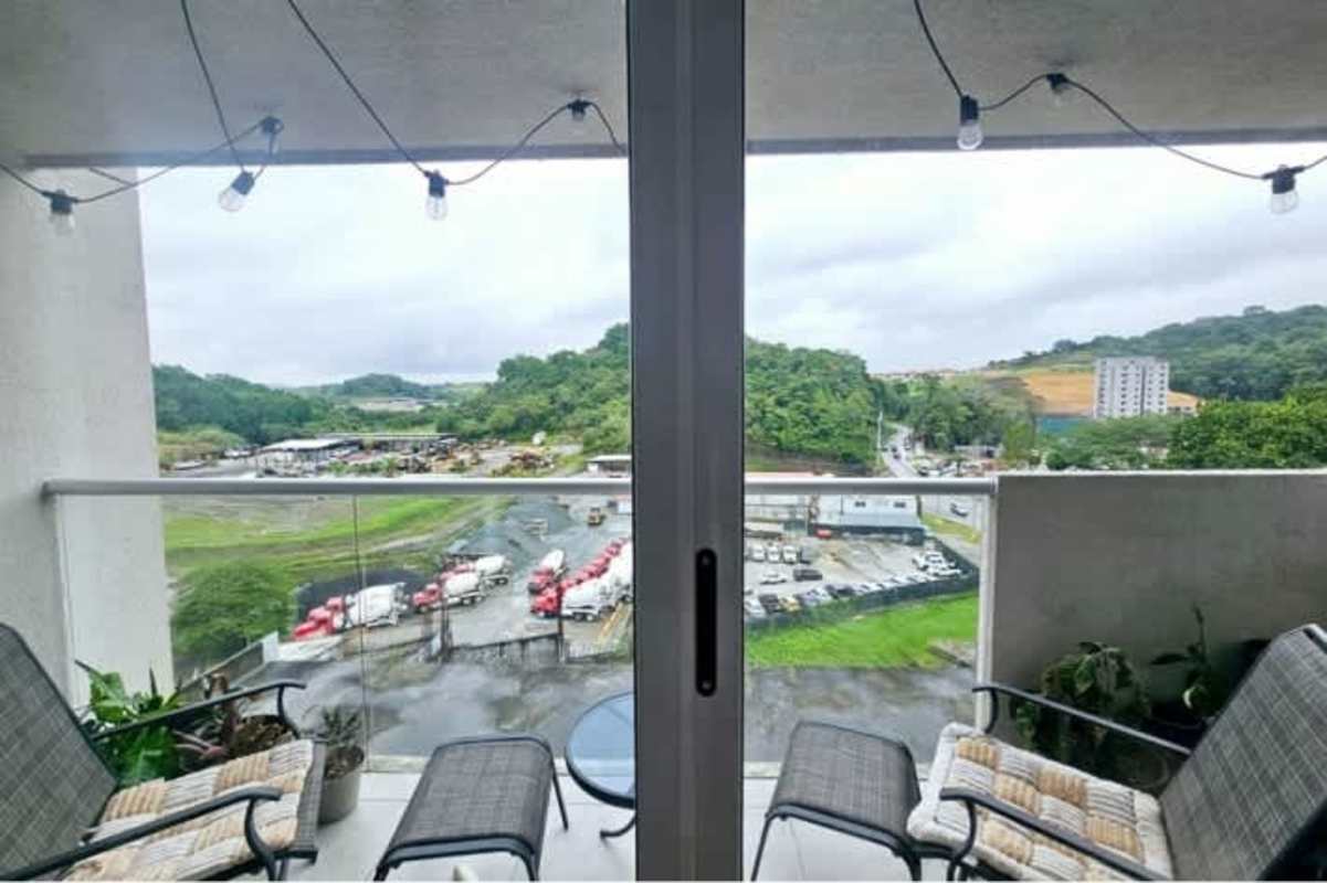 Modern open kitchen with granite countertops, tile floors and appliances in PH Hacienda Golf Panama