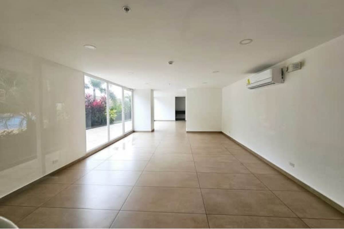 Bright bedroom with natural light, closet and tile floors in PH Hacienda Golf Brisas del Golf Panama