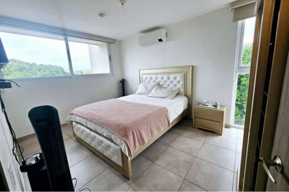 Spacious open living dining room with tile floors and large windows in PH Hacienda Golf Brisas del Golf Panama