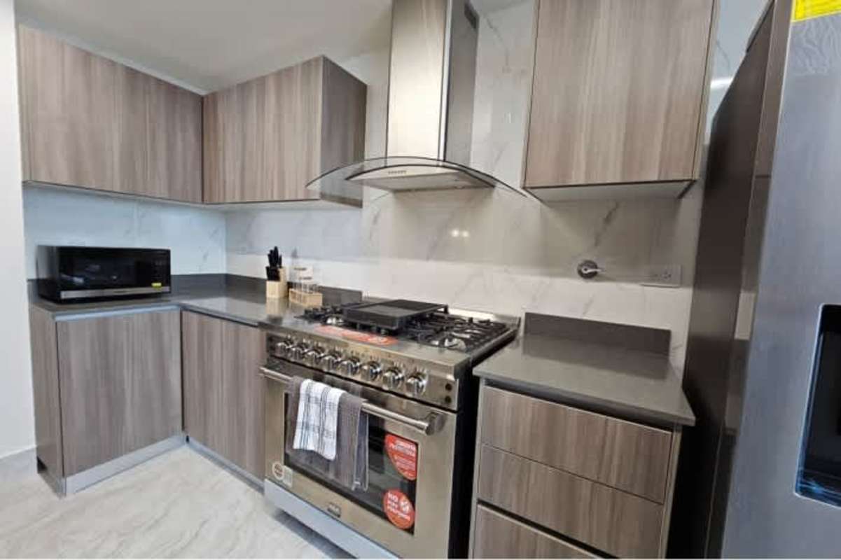 Master bedroom with city view, large windows, and closet at PH Vista Hermosa Panama City