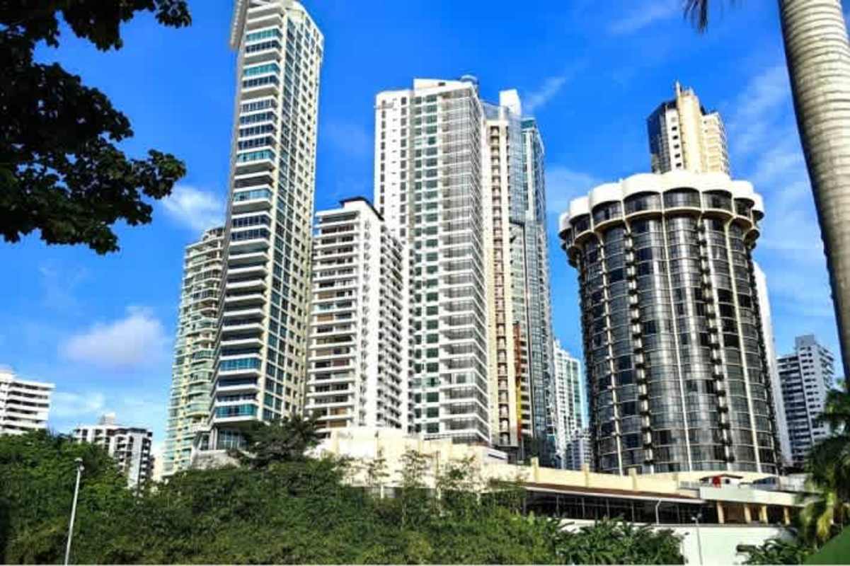 Spacious bedroom with floor-to-ceiling windows and skyline view Aquapoint Punta Paitilla