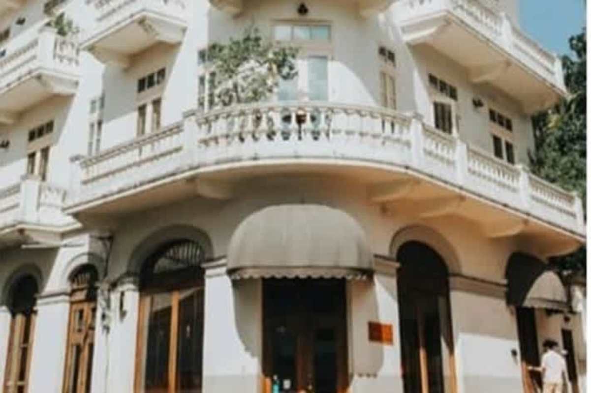 Elegant colonial-style facade with balconies at Las Clementinas boutique condo hotel Casco Viejo Panama