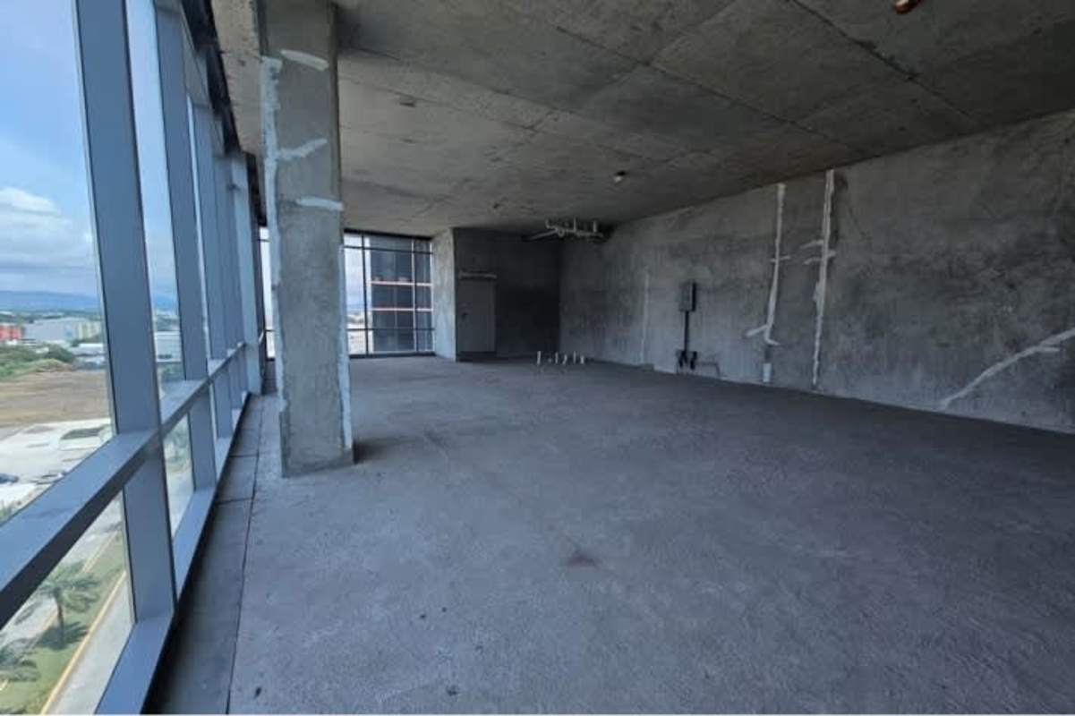 Spacious unfinished commercial office with panoramic windows in Panama City Santa María
