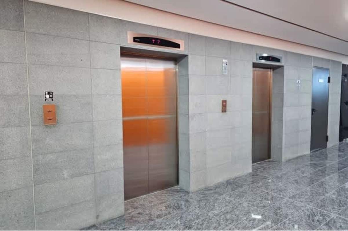 Modern commercial elevator lobby with polished finishes in Santa María Panama